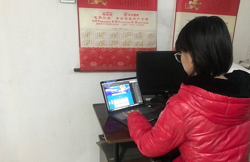 王穎超用借來的電腦在家進(jìn)行辦公.jpg 王穎超用借來的電腦在家進(jìn)行辦公.jpg