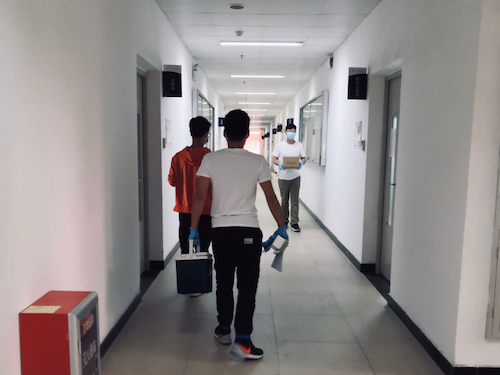 上周剛返校的老師實(shí)驗(yàn)室急需手套,上圖為老師剛從喀斯瑪廣醫(yī)倉儲(chǔ)領(lǐng)取兩盒手套,喀斯瑪工作人員隨老師去辦公室下單并配送 .png 上周剛返校的老師實(shí)驗(yàn)室急需手套,上圖為老師剛從喀斯瑪廣醫(yī)倉儲(chǔ)領(lǐng)取兩盒手套,喀斯瑪工作人員隨老師去辦公室下單并配送 .png